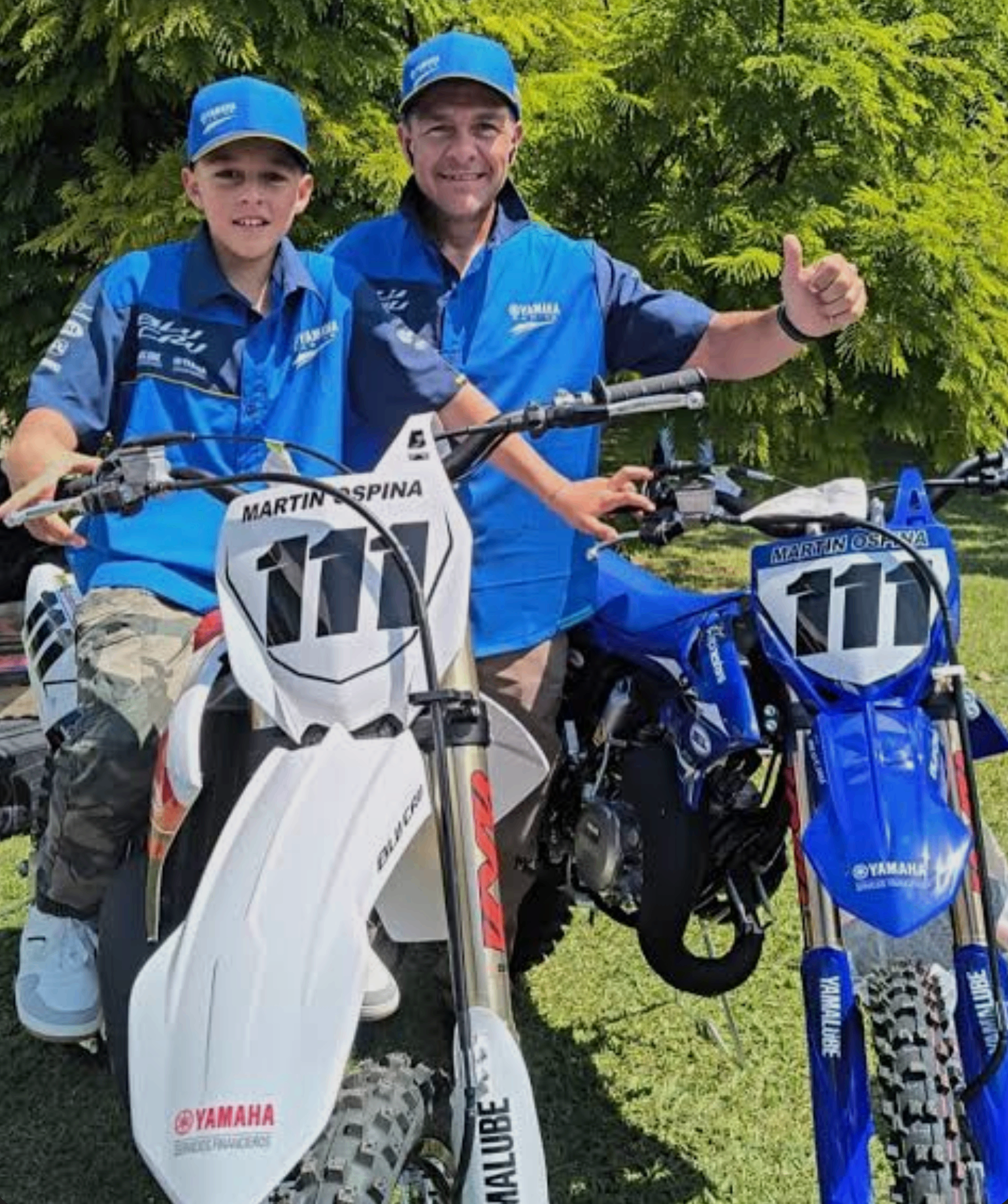 Piloto de motocross concentrado antes de la salida