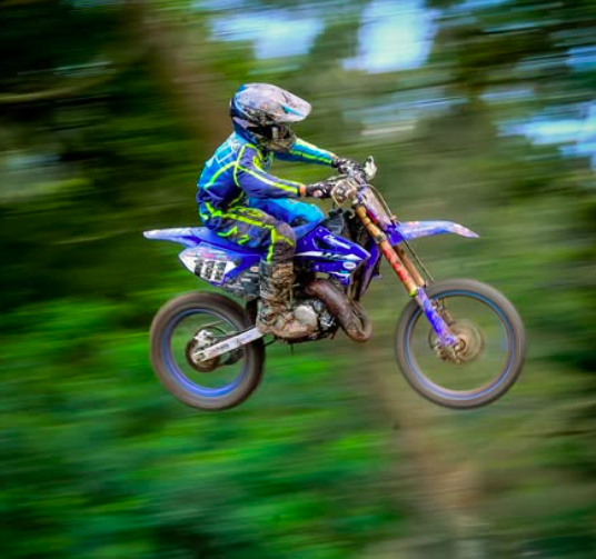 Piloto de motocross en acción durante un salto
